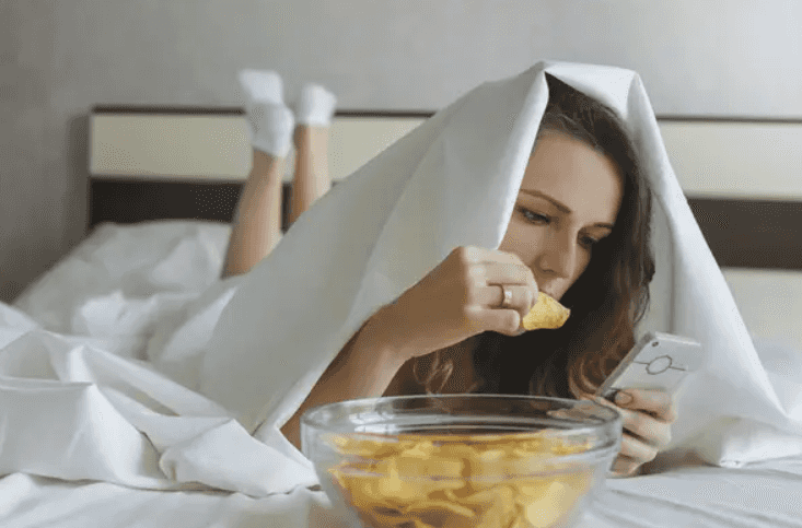 10 Reasons Why You Should Not Eat In Your Bed